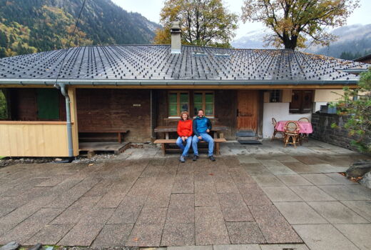 Präsident Markus Balmer und Hüttenwartin Kathrin Aemmer vor der umgebauten Vereinshütte in Saxeten