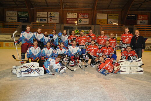 Beide Mannschaften nach dem Plauschhockeymatch